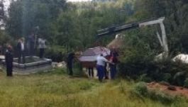 Emelődaruval temették el Románia legkövérebb nőjét (VIDEÓ)