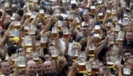 Idén még többen próbáltak logós söröskorsót csenni az Oktoberfestről