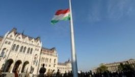 Félárbocra engedték a nemzeti lobogót az aradi vértanúk emlékére