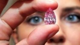 Hongkongban rekordáron kelt el egy bíborrózsaszín gyémánt