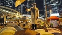 Meglepték a rendőrök a tüntető fiatalokat Hongkongban