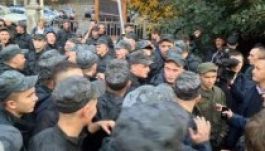 Több száz nemzeti gárdista tüntet Kijevben (VIDEÓ)