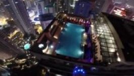 Felhőkarcolóról ugrott egy medencébe (VIDEÓ)