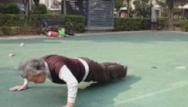 Száz fekvőtámasz öt perc alatt 81 évesen