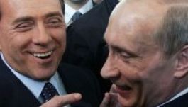 Putyin megváratta Merkelt, majd Berlusconival bulizott