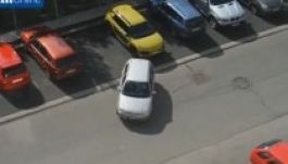 Ennél bénább parkolást még nem látott (VIDEÓ)