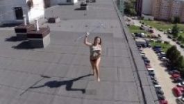 Monokiniző lányt filmezett a drón Szlovákiában (VIDEÓ)