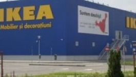 Tolonganak a vásárlók a bukaresti IKEA-áruházban