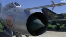 Vasdarabok potyognak le a román MIG-ekből