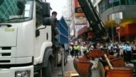 Hongkong: rendőrök siettek a diákok segítségére