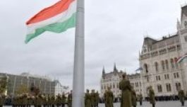 Felvonták a nemzeti lobogót a Parlament előtti Kossuth Lajos téren