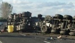 Felborult egy román kamion Magyarországon, egy ember meghalt