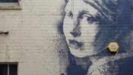 Fekete festéket öntöttek az új Banksy-graffitire