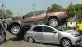 Egy Logan tetején állt meg a taroló Mitsubishi terepjáró (VIDEÓ)