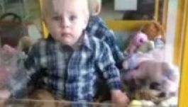 Tűzoltók vágták ki a gyereket a játékautomatából (VIDEÓ)