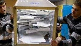 Hajszállal vezet Jacenyuk pártja a Porosenkóé előtt