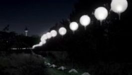 Világító lufikból épül fel a berlini fal