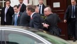 Majdnem fellökték az utcán David Cameront (VIDEÓ)