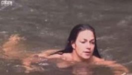 Perel a magyar modell, amiért megmutatták a meztelen fürdőzését