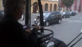 Vezet, dohányzik, kávézik és telefonál a kolozsvári buszsofőr