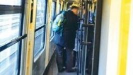 Másodosztályon vonatozott haza Orbán Svájcból