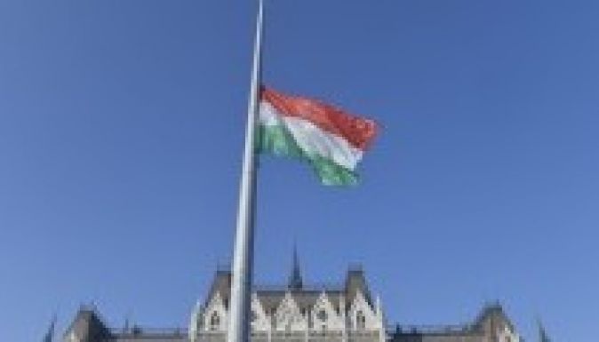 Felvonták, majd félárbocra engedték a nemzeti lobogót a Parlament előtt