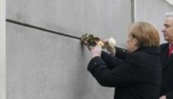A fal ledöntésének 25. évfordulóját ünnepli Berlin