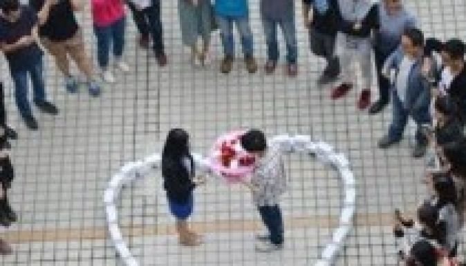 Barátnője kezét 99 iPhone 6-tal kérte meg