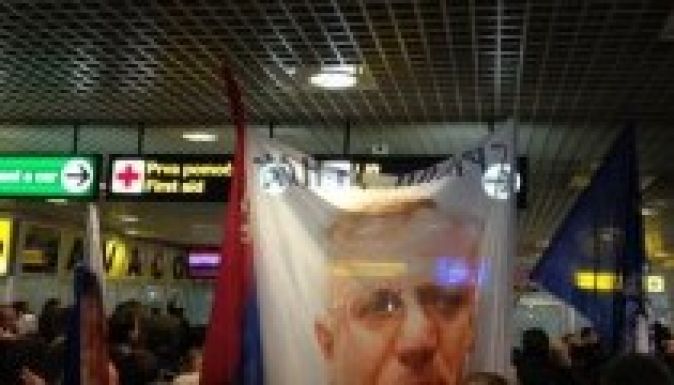 Szerb zászlókkal várják Vojislav Seseljt a belgrádi reptéren