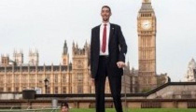 Találkozott a világ legalacsonyabb és legmagasabb embere (VIDEÓ)