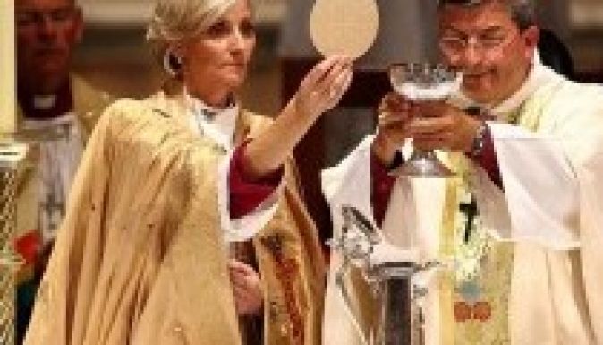 Jóváhagyta a női püspökök szolgálatát az anglikán egyház