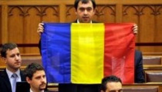Román zászlót vitt a parlamentbe egy jobbikos képviselő