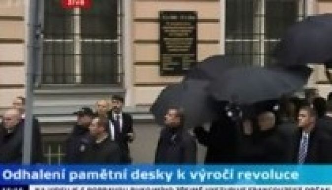 Tojással dobták meg Áder Jánost Prágában (VIDEÓ)
