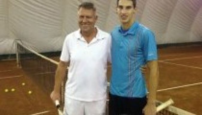 Teniszezéssel vezette le a feszültséget Klaus Johannis