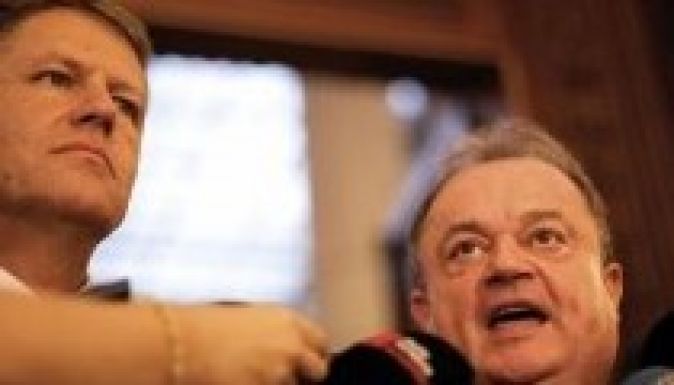 Megbuktatnák a kormányt  Klaus Johannisék