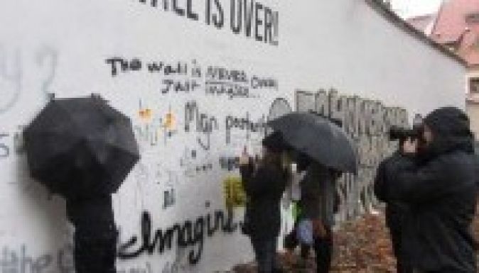 Lemeszelték a John Lennon-falat Prágában