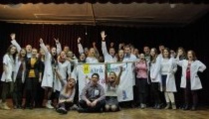 A zoknik köré épült az idei KMDSZ gólyabál (GALÉRIA)