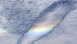 Lyukas felhő egy ausztrál település felett (FOTÓ)