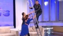 Majdnem nyakát törte élő adásban a román műsorvezető