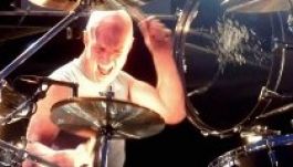 Bérgyilkost fogadott az AC/DC mezítlábas dobosa?