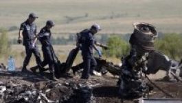 Emberi maradványok a lelőtt maláj gép roncsainál