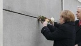 A fal ledöntésének 25. évfordulóját ünnepli Berlin