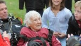 Századik születésnapját ünnepelte ejtőernyős ugrással egy nagyi