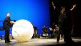 A színpadon „szemeteltek” a művészek a Héttorony fesztiválon