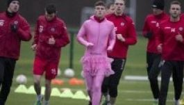 Rózsaszínbe öltözteti lustálkodó játékosait a skót edző