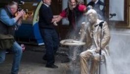 Balhés avatással leplezték le a Weöres-szobrot Pécsen