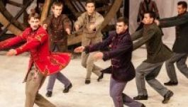 A Háromszék Táncegyüttes a kézdivásárhelyi Vigadóban