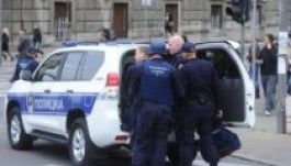 Fegyverrel ment egy férfi a szerb kormány épületéhez