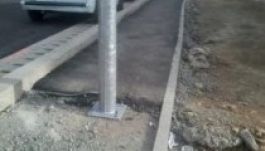 A járda közepére helyeztek oszlopokat Kolozsváron