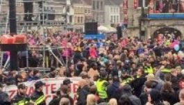 Balhéba fulladt a Mikulás-ünnepség a holland Goudában (VIDEÓ)